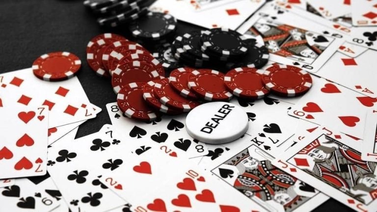 Filipino player streaming i8ph live casino roulette on a mobile phone